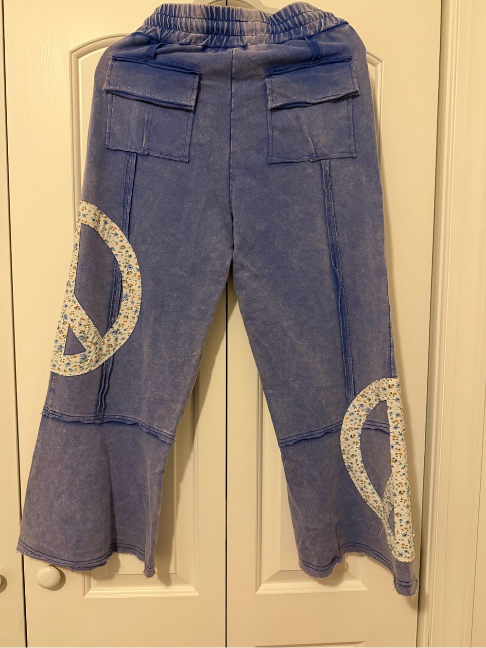 Sage + Fig Peace Patch Cargo Wide-Leg Pants - Picture 4 of 4